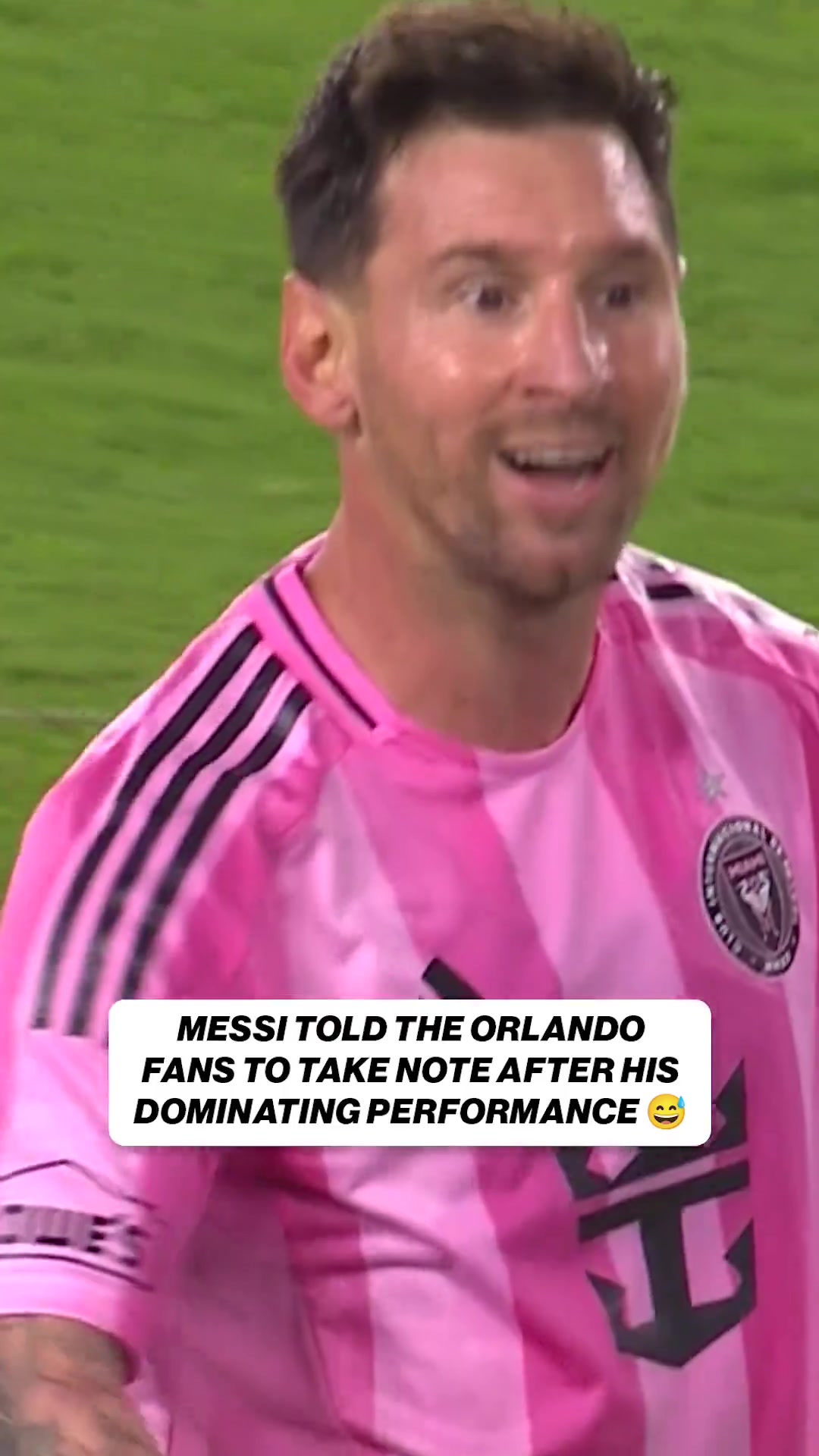 比分7m-进球后比签名手势！记者：梅西是在问对手助教，要不要他的签名