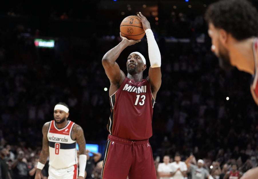 7m足球比分-韦德：我见证了阿德巴约一步步成长，看着他拿83分我感慨万千